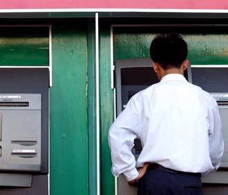 Về khía cạnh dịch vụ ngân hàng bán lẻ, ATM mang lại lợi ích cho cả hai phía và ở vị thế cân bằng - Ảnh: Việt Tuấn.