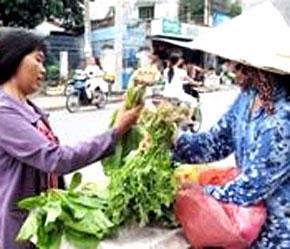 Bó rau, con cá, cân thịt... cái gì cũng nhích giá lên rồi, biết sao đây?