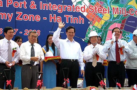Thủ tướng Nguyễn Tấn Dũng tại lễ khởi công dự án khu liên hợp gang thép và cảng nước sâu của Formosa, tháng 7/2008..