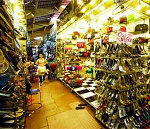 Tiểu thương chợ Bến Thành cố gắng chuyên doanh, tìm hàng độc đáo để thu hút khách, có chỗ đứng trên thị trường - Ảnh: Hồng Thái.