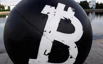Ký hiệu tiền ảo Bitcoin trên một tảng đá lớn được sơn màu đen ở thành phố Yekaterinberg, Nga - Ảnh: Tass/CNBC.