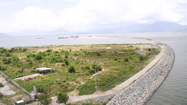 tính đến cuối năm 2012, tại bán đảo Sơn Trà, UBND thành phố đã chấp thuận chủ trương đầu tư 18 dự án để đầu tư phát triển du lịch, nghỉ dưỡng. 