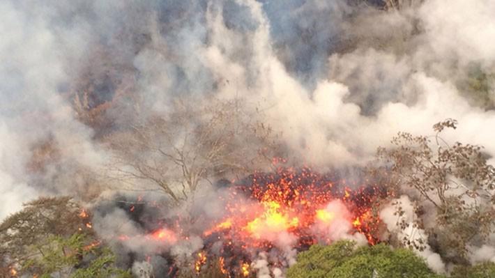 Dung nham đỏ rực chảy ra từ một khe nứt của núi lửa Kilauea ở Hawaii ngày 17/5 - Ảnh: USSG.