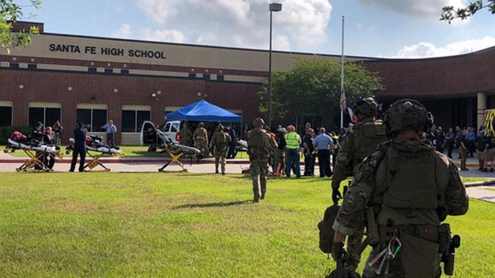 Trường trung học Santa Fe, nơi xảy ra vụ xả súng - Ảnh: Reuters.