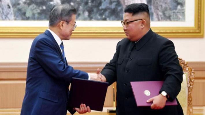 Tổng thống Hàn Quốc Moon Jae-in (trái) và nhà lãnh đạo Triều Tiên Kim Jong Un tại lễ ký kết thỏa thuận ở Bình Nhưỡng ngày 19/9 - Ảnh: Reuters.