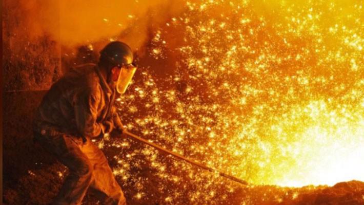 Một công nhân làm việc trong một nhà máy sản xuất thép ở Liêu Ninh, Trung Quốc, tháng 7/2018 - Ảnh: Reuters.