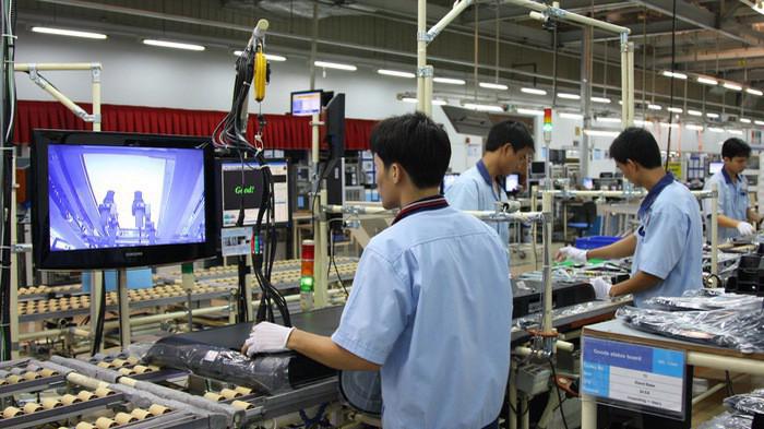 Công nhân làm việc trong một nhà máy của Samsung ở Việt Nam.
