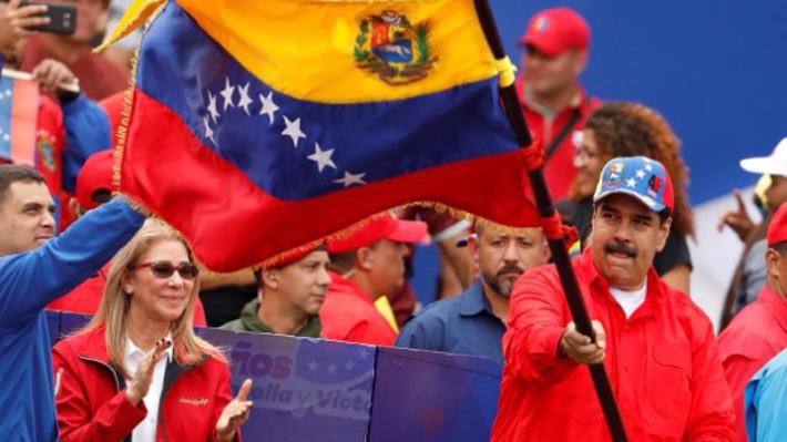 Tổng thống Nicolas Maduro của Venezuela và những người ủng hộ ông trong một sự kiện ở Caracas ngày 2/2 - Ảnh: Reuters.