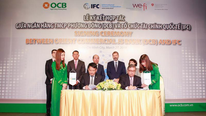 Ông Nguyễn Đình Tùng – Tổng giám đốc OCB và Ông Vivek Pathak – Giám đốc IFC khu vực Đông Á - Thái Bình Dương thực hiện ký kết hợp đồng.