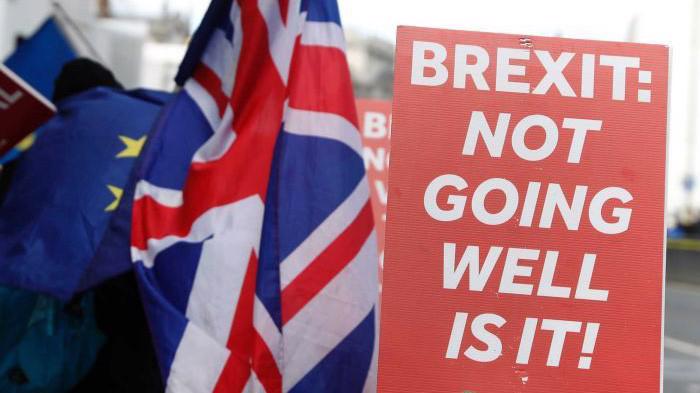 Người biểu tình giơ một biểu ngữ với nội dung: "Brexit đang không ổn đúng không?" trên đường phố London - Ảnh: Reuters.