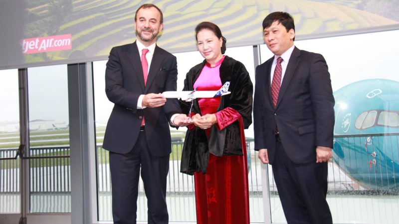 Chủ tịch Quốc hội Việt Nam Nguyễn Thị Kim Ngân thăm và tham dự lễ đón nhận tàu bay A321neo mang số hiệu VN-A600 của Vietjet tại nhà máy của Airbus.