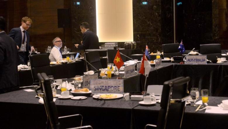 Các đại biểu trao đổi sau cuộc họp 11 nước thành viên còn lại của TPP bên lề hội nghị MRT trong khuôn khổ APEC tại Hà Nội ngày 21/5 - Ảnh: Reuters.<br>
