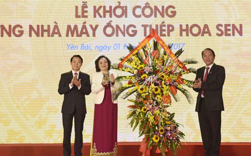 Lãnh đạo tỉnh Yên Bái tặng hoa chúc mừng cho Tập đoàn Hoa Sen.