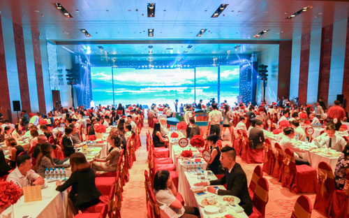 <div>Buổi lễ mở bán chính thức Movenpick Cam Ranh Resort ngày 16/7 thu hút sự quan tâm của rất nhiều khách hàng và các nhà đầu tư trong và ngoài nước.</div>