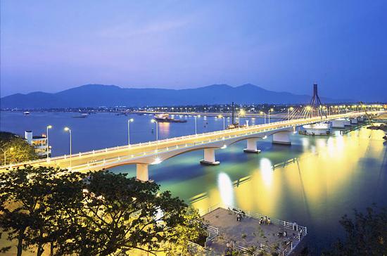 Một cây cầu qua sông Hàn (Đà Nẵng). Thành phố này tiếp tục vững vàng ngồi đầu bảng xếp hạng chỉ số PCI năm 2009, lần thứ hai liên tiếp đẩy Bình Dương “về nhì”.