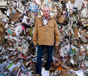 Rác thải tái chế chất đống tại một nhà máy tái chế rác ở bang Massachusetts, Mỹ - Ảnh: NYT.
