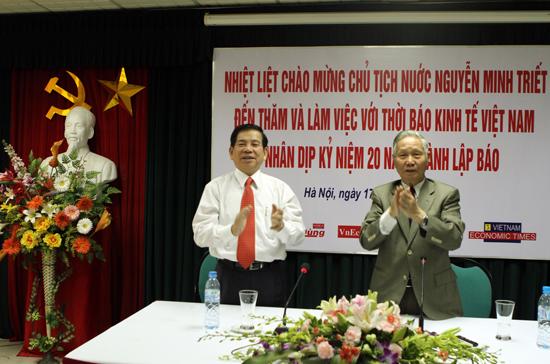 Chủ tịch nước Nguyễn Minh Triết và Tổng biên tập Thời báo Kinh tế Việt Nam, GS. Đào Nguyên Cát - Ảnh: Trường Giang.