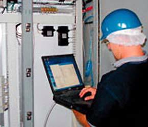 Cán bộ kỹ thuật của nhà máy có thể theo dõi trực tiếp trên màn hình máy tính toàn bộ quy trình xử lý nước thải, đồng thời điều chỉnh tự động các chất làm trung hòa ngay trên máy tính - Ảnh: TGVT.