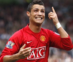 Cầu thủ Cristiano Ronaldo của Manchester United trong chiếc áo có logo của AIG.