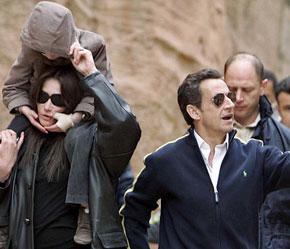 Ông Sarkozy và bạn gái Bruni, cùng con trai của Bruni, đi du lịch ở Jordani.