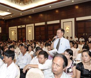 Đại diện một doanh nghiệp phát biểu tại tọa đàm “Giải pháp tài chính cho doanh nghiệp miền Trung sau khủng hoảng”, diễn ra tại Khách sạn Furama (Đà Nẵng) - Ảnh: Lê Thanh Tân.