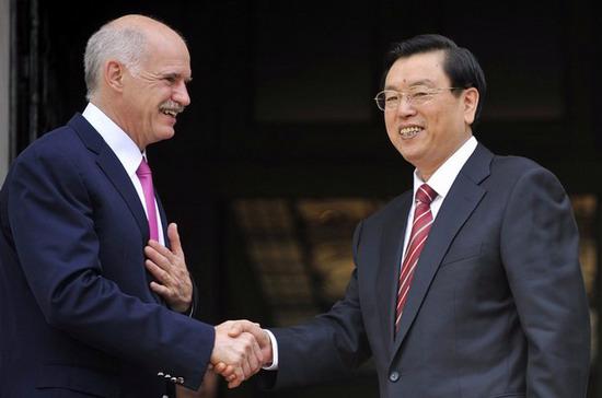 Thủ tướng Hy Lạp George Papandreou (bên trái) bắt tay Phó thủ tướng Trung Quốc Trương Đức Giang tại Athens hôm 15/6 - Ảnh: Getty.
