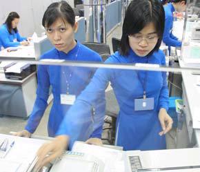 Tình trạng cạnh tranh nhân lực sẽ còn tăng cao hơn khi các ngân hàng nước ngoài ồ ạt vào thị trường Việt Nam thời kỳ "hậu" WTO - Ảnh: Việt Tuấn.