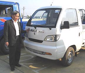 Ông Bùi Ngọc Huyên và mẫu xe tải 470TL mới ra mắt thị trường.
