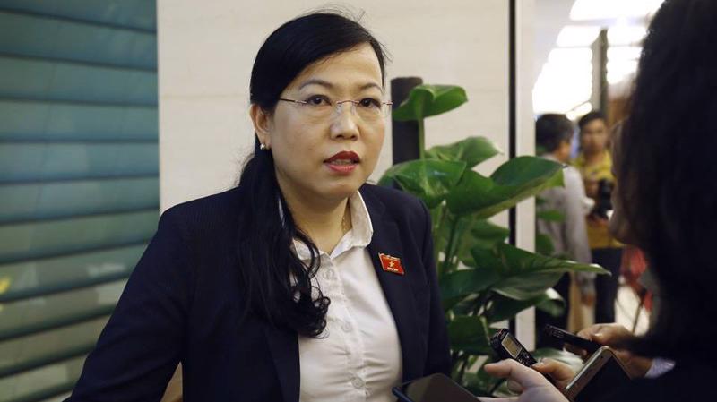 Trưởng ban Dân nguyện Nguyễn Thanh Hải trao đổi với báo chí bên hành lang Quốc hội.