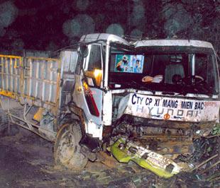 Hiện trường vụ tai nạn của chiếc xe tải biển kiểm soát 30H - 6365 đứng tên Công ty Cổ phần Kinh doanh Xi măng Miền Bắc.