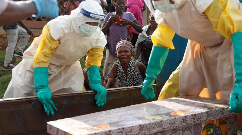 Nhân viên y tế xử lý thi thể người tử vong vì bệnh Ebola - Ảnh: Aljazeera.