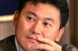 Với khối tài sản 3,4 tỷ USD, Hiroshi Mikitani đang đứng thứ 178 trong danh sách những người giàu nhất thế giới năm 2009 do tạp chí Forbes bình chọn.