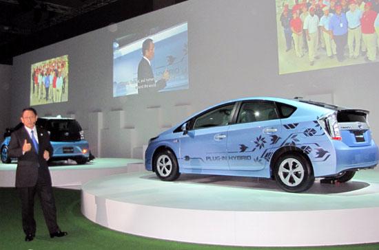 Tổng giám đốc Toyota Nhật Bản giới thiệu về gian hàng tại Tokyo Motor Show 2011 - Ảnh: Đức Thọ.