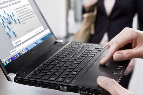 Chiếc laptop Toshiba Portégé R830 dành cho doanh nhân vừa được ra mắt với thiết kế hiện đại, tính năng thông minh và khả năng bảo mật cao. Với trọng lượng siêu nhẹ và mạnh mẽ, chiếc laptop này là lựa chọn hàng đầu cho doanh nhân và những người chuyên ngành.