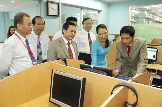 Thăm một phòng thực hành của trường Cao đẳng Nguyễn Tất Thành tại lễ quyết định đặt hàng và trao vốn các nhiệm vụ khoa học và công nghệ của Bộ Công Thương. Ảnh: Nam Anh