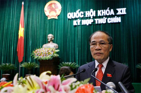 Phó thủ tướng Chính phủ Nguyễn Sinh Hùng trình bày báo cáo trước Quốc hội - Ảnh: CTV.
