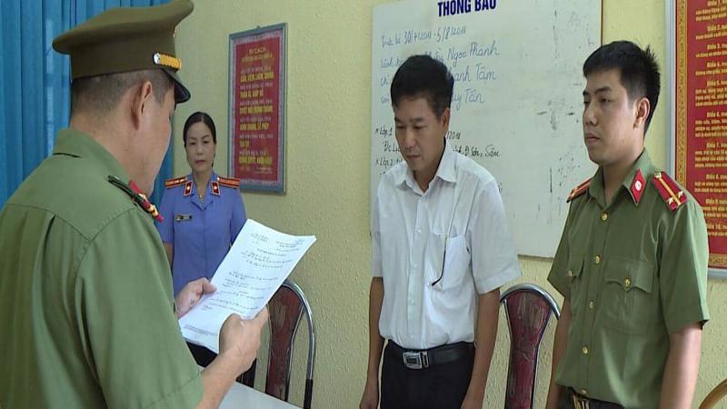 Ông Trần Xuân Yến, Phó giám đốc Sở Giáo dục và Đào tạo Sơn La nghe đọc lệnh khởi tố của cơ quan điều tra.