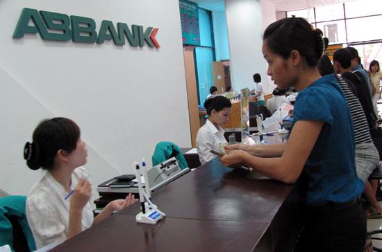 Tỷ trọng thu nhập từ dịch vụ của ABBank đã cải thiện, vượt 271% so với cùng kỳ năm ngoái và hiện chiếm khoảng 19% tổng thu nhập.