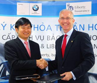 Đại diện Euro Auto và Liberty ký thỏa thuận hợp tác.
