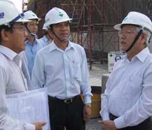 Ông Huỳnh Ngọc Sĩ (giữa) trong một buổi kiểm tra tiến độ công trình dự án đại lộ Đông - Tây, do Chủ tịch UBND Tp.HCM Lê Hoàng Quân (bên phải) chủ trì - Ảnh: MP.