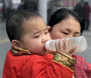 Trong vòng có chưa đầy hai năm qua thì sữa có lẽ là mặt hàng gây nên nhiều xì - căng - đan nhất trên thị trường - Ảnh: AFP/Getty Images.