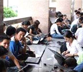 Sinh viên sử dụng laptop kết nối Internet qua WiFi ở Đại học Khoa học tự nhiên (Đại học Quốc gia Tp.HCM).