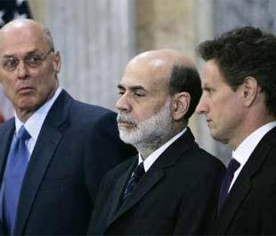 Ông Timothy Geithner (ngoài cùng bên phải) trong một lần tham dự họp báo cùng Chủ tịch Cục Dự trữ Liên bang Mỹ Ben Bernanke (giữa) và Bộ trưởng Bộ Tài chính Mỹ Henry Paulson.