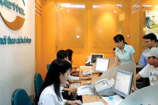 Khách hàng đang giao dịch tại một trung tâm dịch vụ của Viettel ở Tp.HCM. Ảnh: Lê Toàn.