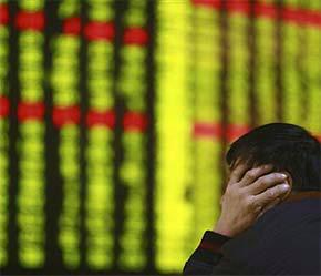 Vẻ lo âu của một nhà đầu tư tại thị trường chứng khoán Thượng Hải (Trung Quốc) - Ảnh: Reuters.