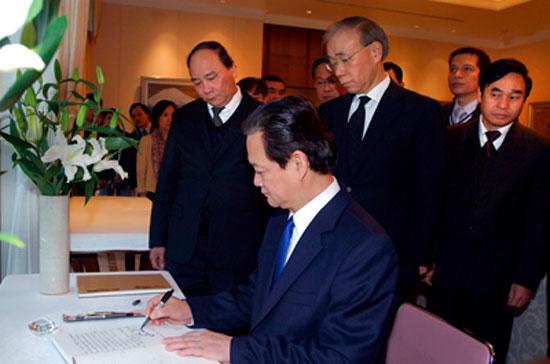 Thủ tướng Nguyễn Tấn Dũng ghi sổ tang tại Đại sứ quán Nhật Bản.
