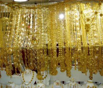 Giới kinh doanh vàng cho biết, trong bối cảnh thị trường vàng miếng đang ảm đạm hiện nay, họ kỳ vọng ở sự khởi sắc của thị trường vàng trang sức khi mùa cưới năm nay đang tới gần - Ảnh: AP.