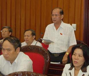 Đại biểu Danh Út của tỉnh Kiên Giang (người đứng), một người "chăm" chất vấn tại Quốc hội.