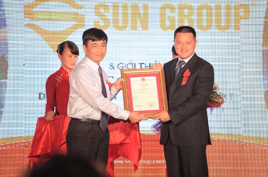 Tổng giám đốc Đặng Minh Trường nhận chứng nhận sở hữu thương hiệu Sun Group từ đại diện Cục Sở hữu trí tuệ.