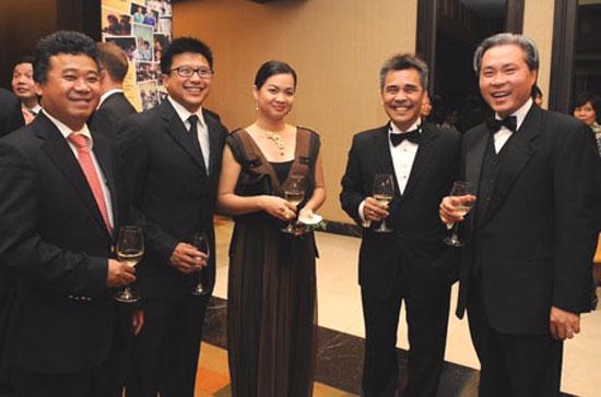 Ông Don Lam (ngoài cùng bên phải) trong một bữa tiệc vì mục đích gây quỹ từ thiện của các doanh nhân.